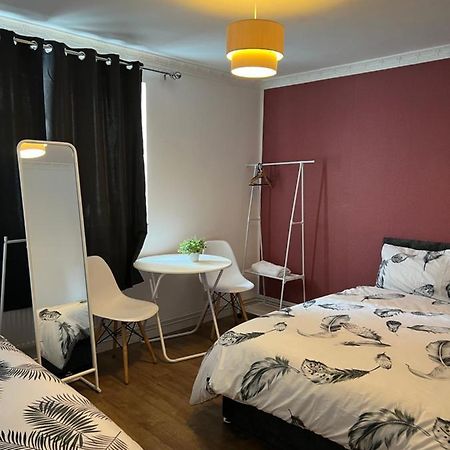 Private Room With Two Beds Near Central London Bagian luar foto