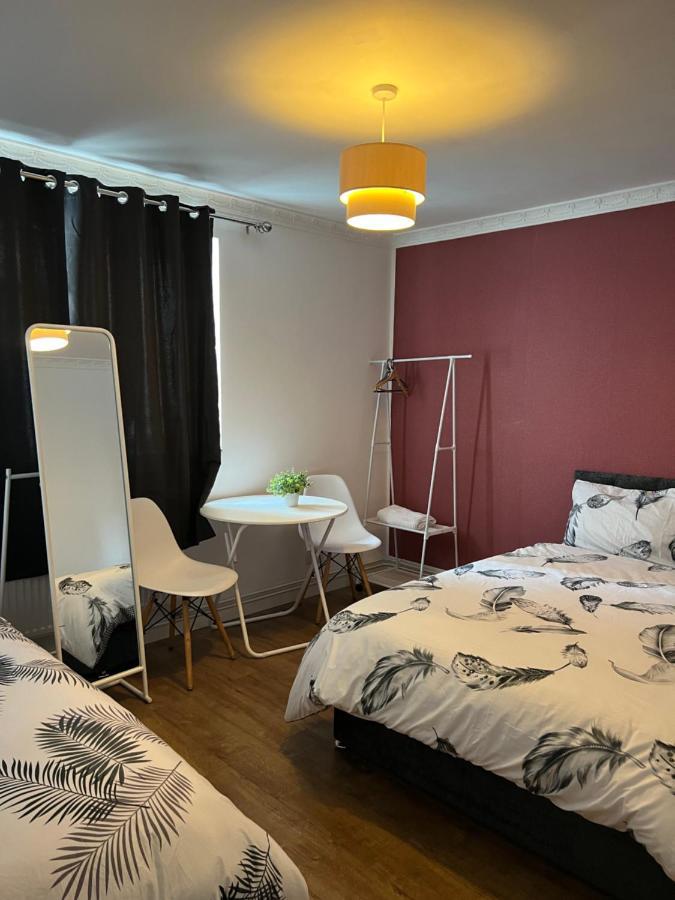 Private Room With Two Beds Near Central London Bagian luar foto