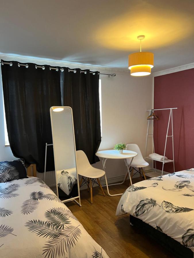 Private Room With Two Beds Near Central London Bagian luar foto