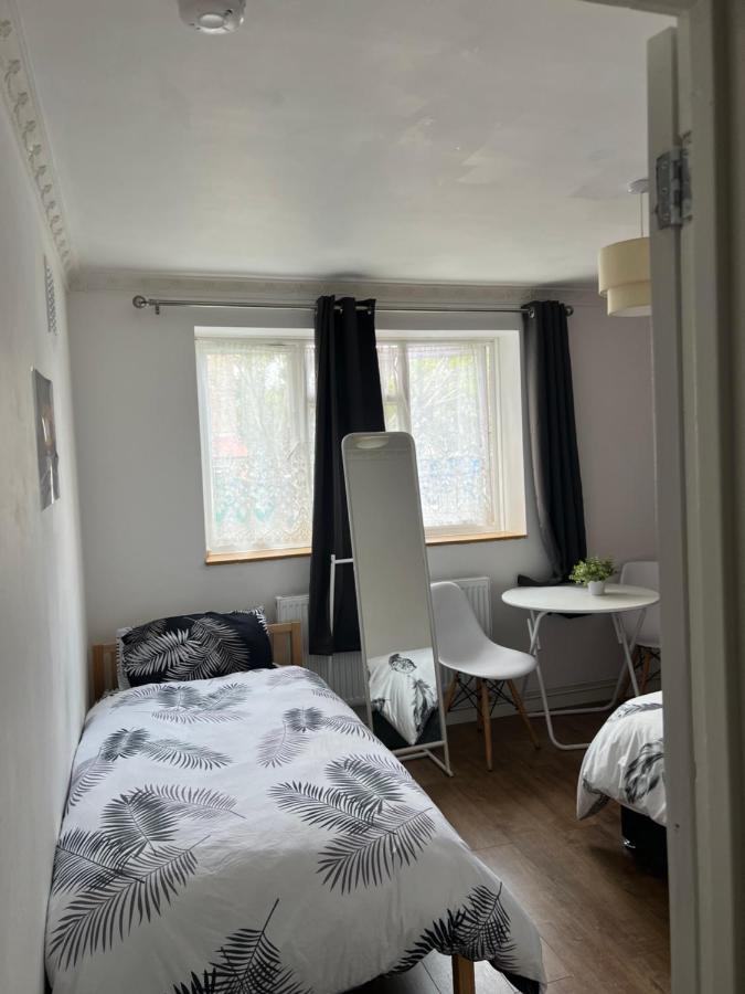 Private Room With Two Beds Near Central London Bagian luar foto