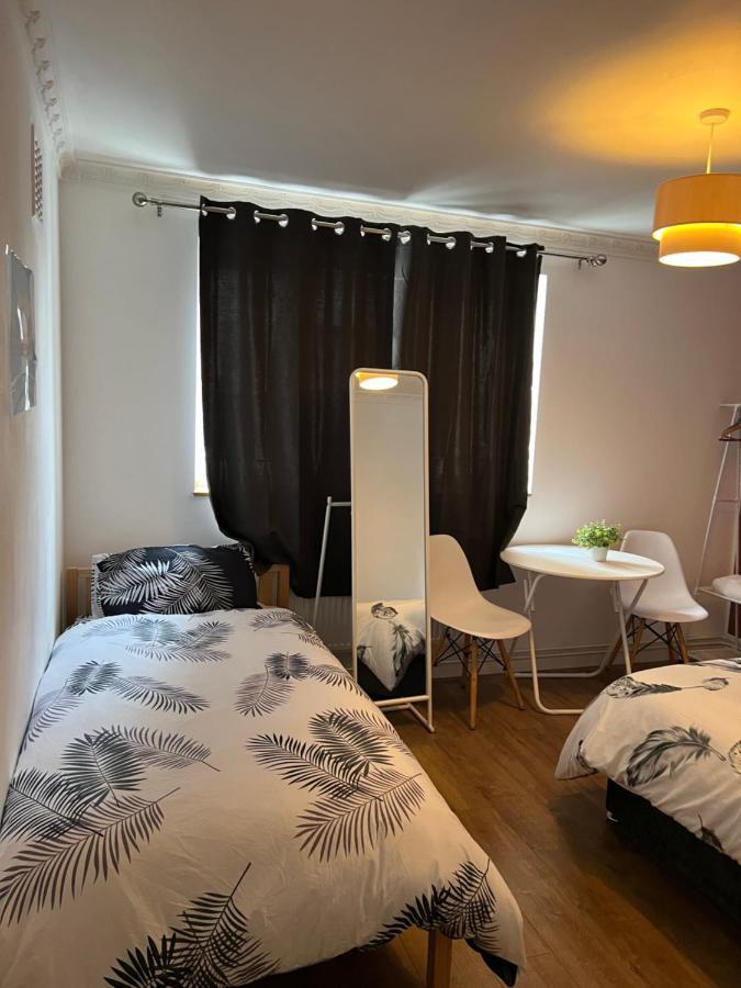 Private Room With Two Beds Near Central London Bagian luar foto