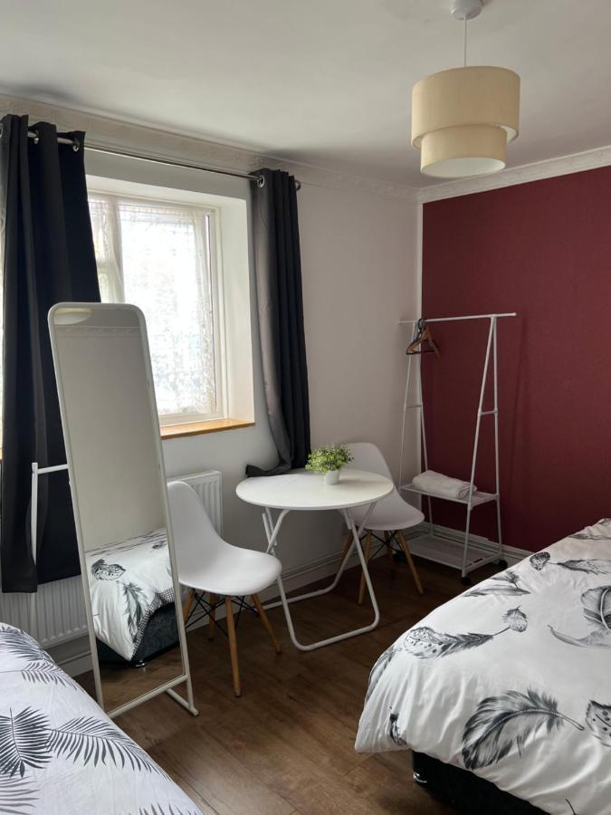 Private Room With Two Beds Near Central London Bagian luar foto